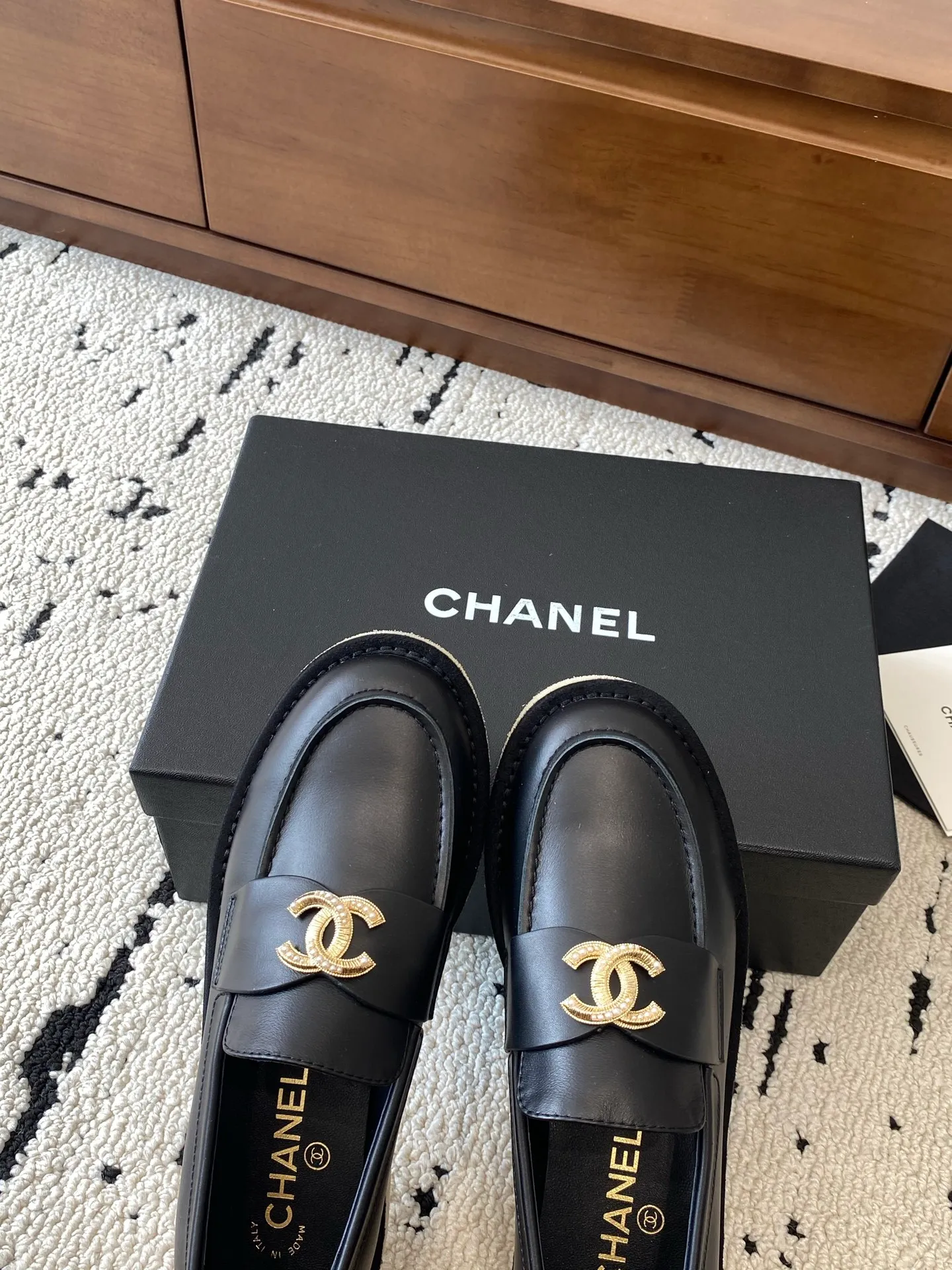 👟👟Ex-factory price 620👟👟Higher version 🍀2025 autumn and winter new Chanel Chanel entrance hardware buckle, Loaf lazy shoes, can be worn all year round. No matter when you wear it, it is very high-end and durable. Go shopping and attract attention on the street! Easily travel between commuting and leisure occasions, and become a carefree fashionable and elegant woman ~ Upper: cowhide/cow nubuck leather/open edge beads Inner: lambskin Sole: Italian raw rubber outsole leather strip Code number: 35-39 (40/41 customized, non-refundable and non-exchangeable 👉 Buy now👉 Buy now👉 Buy now👉